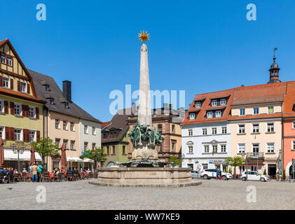 Deutschland, Bayern, Kulmbach, Marktplatz mit Luitpoldbrunnen von 1898 Stockfoto