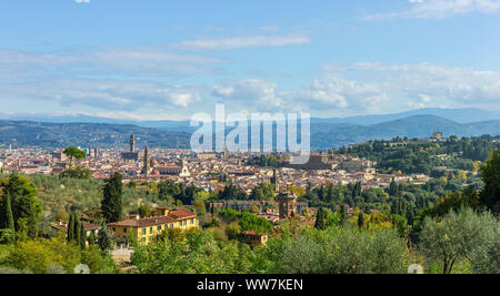 Italien, Florenz, Stadtblick, Aussicht von der Via di Bellosgurdo um Chiesa di Santo Spirito, hinter dem Palazzo Vecchio, auf der rechten die Franziskanerkirche Santa Croce Stockfoto