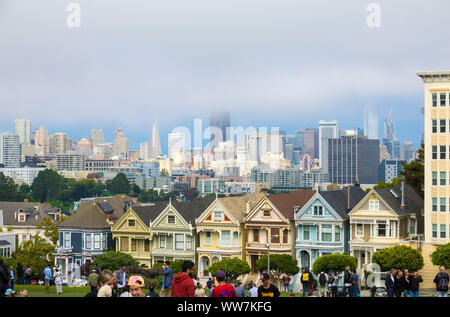 USA, Kalifornien, San Francisco County, Painted Ladies Häuser in der Steiner Straße am Alamo Square Park Stockfoto