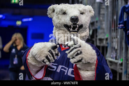 Berlin, Deutschland. 13 Sep, 2019. Eishockey: DEL, Eisbären Berlin - Grizzlys Wolfsburg, Hauptrunde, 1. Spieltag, Mercedes Benz Arena Berlin. Polar bear Maskottchen Bully zeigt mit ausgestrecktem Finger. Credit: Andreas Gora/dpa/Alamy leben Nachrichten Stockfoto