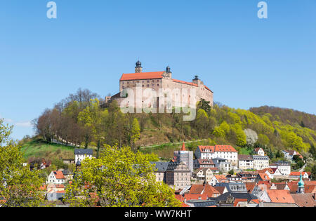 Deutschland, Bayern, Kulmbach, Ansicht vom Berg Weg oberhalb der Stadt, die Plassenburg Stockfoto