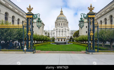 USA, Kalifornien, San Francisco County, Kriegerdenkmal, hinter San Francisco Rathaus Stockfoto
