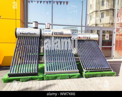 Solar Heizung für grüne Energie auf Verkauf in einem Supermarkt in Bukarest, Rumänien, 2019 Stockfoto