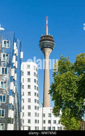 Deutschland, Nordrhein-Westfalen, Düsseldorf, Rheinturm, Fernsehturm, 240.5 m hoch, Medienhafen, Neue Zollhof Stockfoto