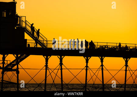 Aberystwyth Wales UK, Freitag 13 September 2019 Leute stehen an der viktorianischen Badeort von Aberystwyth Pier ab, als sie die letzten Strahlen der Sonnen zusehen, wie es über die Cardigan Bay, auf eine glorreiche Anfang Herbst abends, am Wochenende wird erwartet, warm mit Temperaturen in der Mitte 20 Celsius in Teilen der Südosten der UK Photo credit Keith Morris/Alamy Leben Nachrichten beigelegt werden Stockfoto