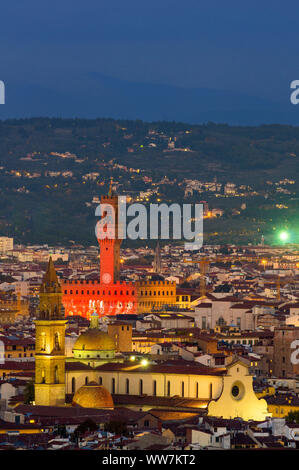 Italien, Florenz, Stadtblick, Nacht der Fotografie, der Palazzo Vecchio, im Vordergrund die Basilika Santa Maria del Santo Spirito Stockfoto