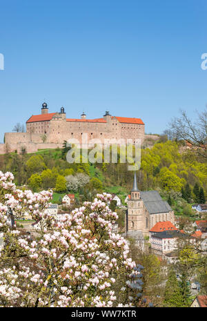 Deutschland, Bayern, Kulmbach, Blick von der Bergstraße über die Kirche des Petrus an die Plassenburg Stockfoto