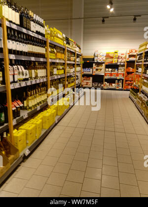 Verkauf, Konsumismus und Menschen shopping Konzept - Warenkorb im Lebensmittelgeschäft oder Supermarkt in Bukarest, Rumänien, 2019 Stockfoto