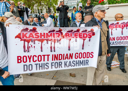 London, England, UK. September 03, 2019: Menschenmassen im Parlament Square Garden sammeln heftige Schläge zu protestieren und sogar in der indischen Folter - Verwaltet Stockfoto