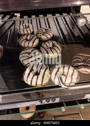 Donuts zum Verkauf an die Bäckerei Zone am Supermarkt in Bukarest, Rumänien, 2019 Stockfoto