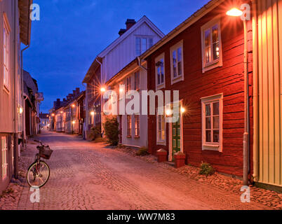 Schweden, Smaland, EksjÃ¶, Holzhäuser in der Altstadt am Abend bunte Beleuchtung Stockfoto