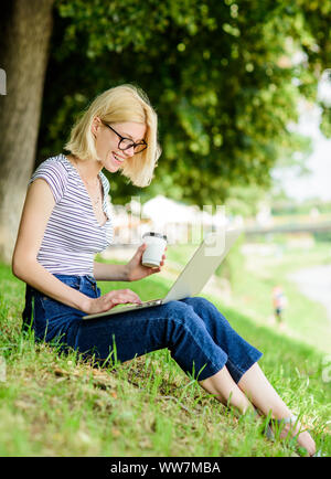 Warum müssen die Mitarbeiter im Freien zu arbeiten. Draußen macht Arbeitnehmer Luft und Umwelt Variationen macht glücklich und gesund auf physischen und emotionalen Ebene frischer. Mädchen Laptop im Freien. Stockfoto