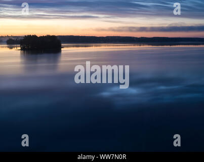 Schweden, Smaland, EksjÃ¶, Sommernachtstraum Stimmung am See Solgen Stockfoto