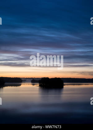 Schweden, Smaland, EksjÃ¶, Sommernachtstraum Stimmung am See Solgen Stockfoto