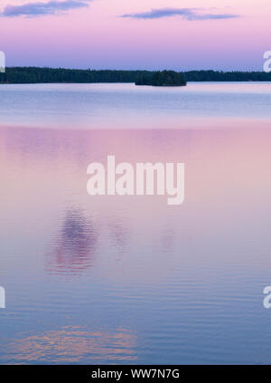 Schweden, Smaland, EksjÃ¶, Sommernachtstraum Stimmung am See Solgen Stockfoto