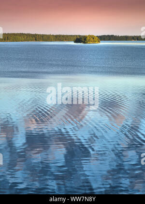 Schweden, Smaland, EksjÃ¶, Sommernachtstraum Stimmung am See Solgen Stockfoto