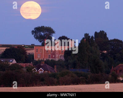 Eastchurch, Kent, Großbritannien. 13. September, 2019. UK Wetter: Die vollständige Harvest Moon gesehen steigende über historische Shurland Halle (wo Henry VIII seine Flitterwochen verbracht) in Eastchurch, Kent an diesem Abend. Credit: James Bell/Alamy leben Nachrichten Stockfoto