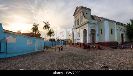 Trinidad, Kuba - 12. Juni 2019: Schöner Panoramablick auf eine katholische Kirche in der Plaza Mayor in einer farbenfrohen Sonnenuntergang. Stockfoto