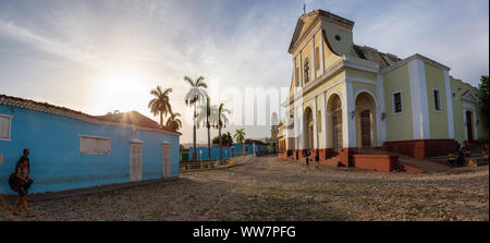 Trinidad, Kuba - 12. Juni 2019: Schöner Panoramablick auf eine katholische Kirche in der Plaza Mayor in einer farbenfrohen Sonnenuntergang. Stockfoto