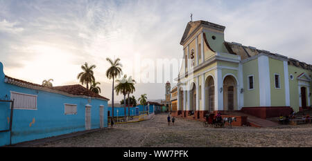 Trinidad, Kuba - 12. Juni 2019: Schöner Panoramablick auf eine katholische Kirche in der Plaza Mayor in einer farbenfrohen Sonnenuntergang. Stockfoto