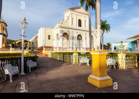 Trinidad, Kuba - Juni 12, 2019: Schöne Aussicht auf eine katholische Kirche in der Plaza Mayor in einer farbenfrohen Sonnenuntergang. Stockfoto