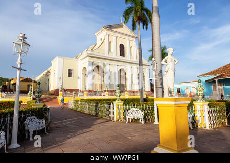 Trinidad, Kuba - Juni 12, 2019: Schöne Aussicht auf eine katholische Kirche in der Plaza Mayor in einer farbenfrohen Sonnenuntergang. Stockfoto