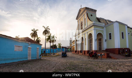 Trinidad, Kuba - 12. Juni 2019: Schöner Panoramablick auf eine katholische Kirche in der Plaza Mayor in einer farbenfrohen Sonnenuntergang. Stockfoto