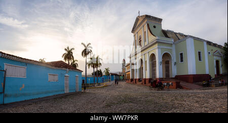 Trinidad, Kuba - 12. Juni 2019: Schöner Panoramablick auf eine katholische Kirche in der Plaza Mayor in einer farbenfrohen Sonnenuntergang. Stockfoto