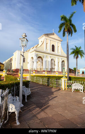 Trinidad, Kuba - Juni 12, 2019: Schöne Aussicht auf eine katholische Kirche in der Plaza Mayor in einer farbenfrohen Sonnenuntergang. Stockfoto