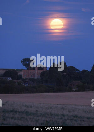 Eastchurch, Kent, Großbritannien. 13. September, 2019. UK Wetter: Die vollständige Harvest Moon gesehen steigende über historische Shurland Halle (wo Henry VIII seine Flitterwochen verbracht) in Eastchurch, Kent an diesem Abend. Credit: James Bell/Alamy leben Nachrichten Stockfoto