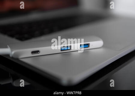 Der USB-Adapter unter dem Typ-C-Anschluss für Laptop. Multiport-Station für Laptop mit mehreren verschiedenen Ports. USB-auf-USB-Typ-C-Hub Konverter. Stockfoto