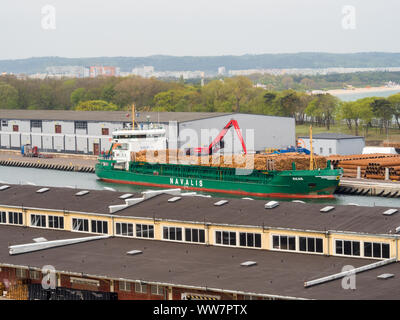 Frachtschiff mit Holzstämmen an Bord Stockfoto