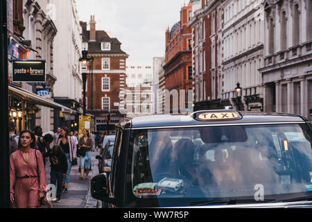 London, Großbritannien - 31 August, 2019: Elektrische LEVC TX London black cab auf einer Straße in Covent Garden, London. Die schwarzen Taxis sind ein wichtiger Teil der Stockfoto