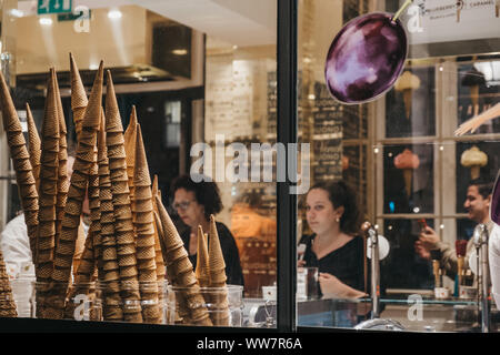 London, Großbritannien - 31 August, 2019: Blick durch das Fenster der Mitarbeiter und Kunden im Venchi Eisdiele in Covent Garden Market, einer der am meisten Pop Stockfoto