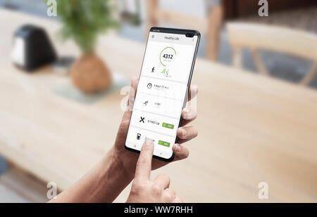 Gesundes Leben app auf moderne Smart Phone in der Frau hand mit tägliche Anzahl von Schritten, die Anzahl der verbrannten Kalorien. Stockfoto