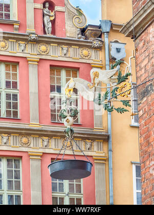 Ornamentik einer historischen Fassade in Gdańsk Stockfoto