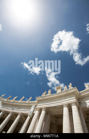 Vatikan, Skulpturen auf den Kolonnaden des St. Peter's Square Stockfoto