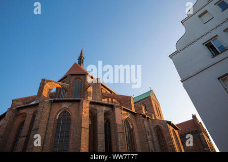 Deutschland, Wismar, Blick auf die Häuser in der Nähe von Bahnhof und Nikolai Kirche Stockfoto