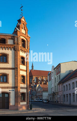 Deutschland, Wismar, Blick auf die Häuser in der Nähe von Bahnhof und Nikolai Kirche Stockfoto