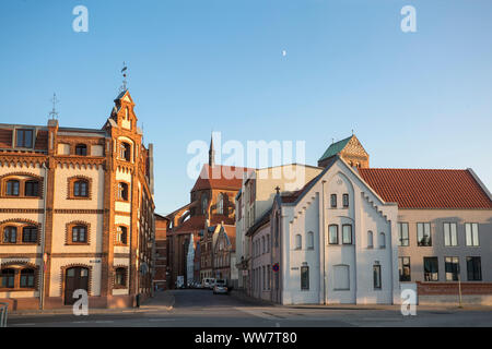 Deutschland, Wismar, Blick auf die Häuser in der Nähe von Bahnhof und Nikolai Kirche Stockfoto