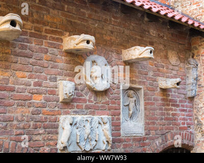 Dekorative Skulpturen an einer Ziegelwand Stockfoto