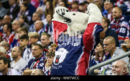 13. September 2019, Berlin: Eishockey: DEL, Eisbären Berlin - Grizzlys Wolfsburg, Hauptrunde, 1. Spieltag, Mercedes Benz Arena Berlin. Polar bear Maskottchen Bully cheers. Foto: Andreas Gora/dpa Stockfoto