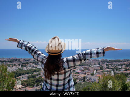 Nettes Mädchen Tourist in einen Hut, genießt den Blick auf den Horizont, Reisen in den Urlaub, den Begriff der Freiheit, kopieren Raum Stockfoto