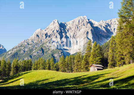 Bergige Landschaft in Morgen in den italienischen Dolomiten mit grünem Wald und kleinen Bauernhof, Sextner Dolomiten in Südtirol Stockfoto