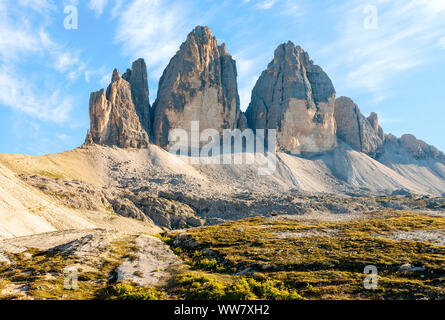 Bergige Landschaft in Abend im Naturpark Drei Zinnen in den italienischen Dolomiten, Sextener Dolomiten in Südtirol Stockfoto