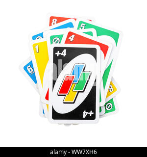 Stapel der Uno Spiel Karten auf weißem Hintergrund, Ansicht von vorne Flach, Bild ausschneiden Stockfoto