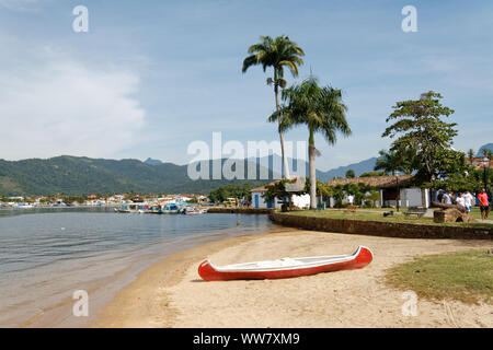 Kleine touristische Stadt Paraty am Tage der Pfingsten - ein katholischer Feiertag Stockfoto