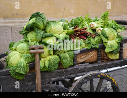Frisches Gemüse auf einem Holzwagen Stockfoto