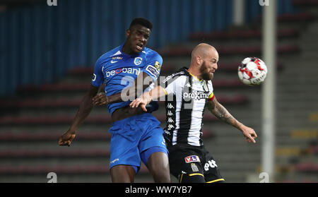 CHARLEROI, Belgien - 13 September: Ebere Onuachu der KRC Genk Schlachten für die Kugel mit Dorian Dessoleil von Charleroi während der Jupiler Pro League Spieltag 7 zwischen Sporting Charleroi und KRC Genk am 13. September 2019 in Charleroi, Belgien. (Foto durch V Credit: Pro Schüsse/Alamy leben Nachrichten Stockfoto