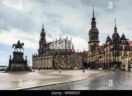 Theater Platz und Reiterstandbild von König Johann von Sachsen in Dresden, Sachsen, Deutschland, Europa Stockfoto